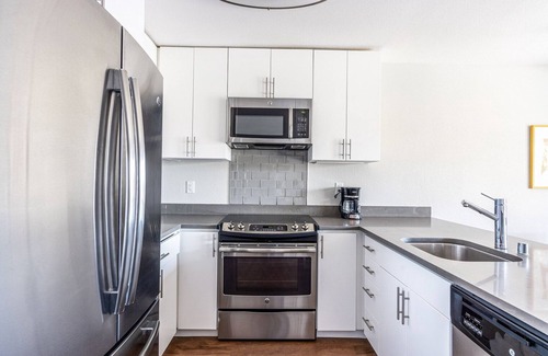 Foster City Apartment | Amazing Foster City 1BR w/Pool, W/D, Gym, near highways, by Blueground