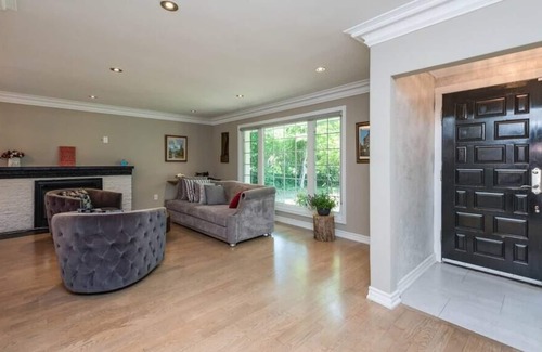 Clarkson-Lorne Park Villa | Amazing Getaway in Lorne Park
