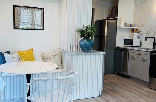 Olde Town Augusta Apartment | Amazing HGTV Designer King bedrm unit with zero gravity bed and king sofa bed