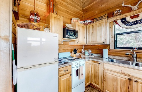 Fredericksburg Cabin | Amazing Hill country cabin with canyon views, furnished deck, grill, & AC