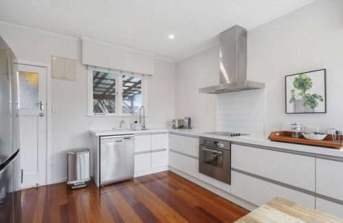 Eastern Beach House | Amazing Home By Beach - Aircon-ed