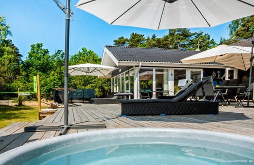 Oster Somarken House | Amazing home in Aakirkeby with WiFi