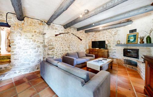Bidon House | Amazing Home In Bidon With Kitchen