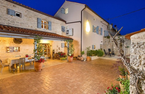 Foli House | Amazing home in Foli with kitchen