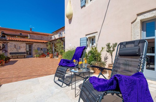 Foli House | Amazing home in Foli with kitchen