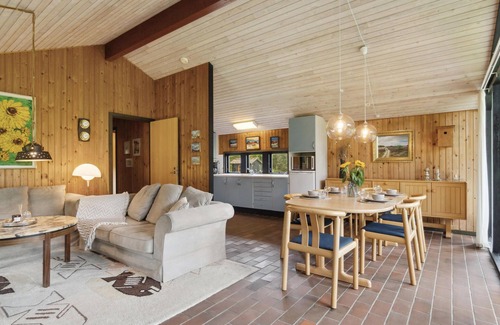 Bratten Strand House | Amazing home in Jerup with kitchen