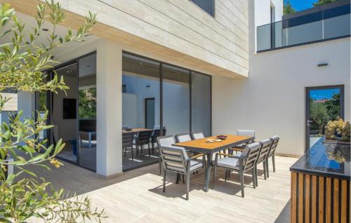 Komarna House | Amazing Home In Komarna