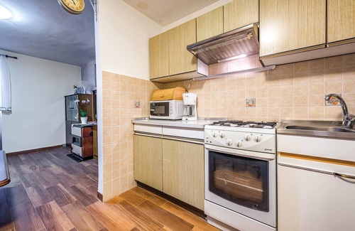 Kruncici House | Amazing home in Kruncici with jacuzzi