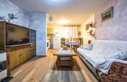 Kruncici House | Amazing home in Kruncici with jacuzzi