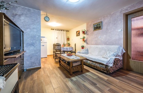 Kruncici House | Amazing home in Kruncici with jacuzzi