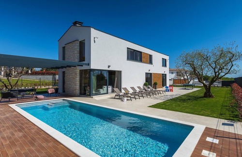 Visnjan House | Amazing home in Visnjan with sauna