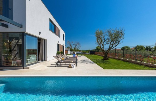 Visnjan House | Amazing home in Visnjan with sauna
