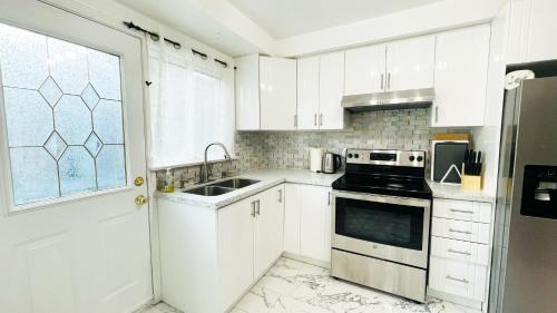 Toronto Apartment | Amazing Home Near Toronto Airport with 2 Parking