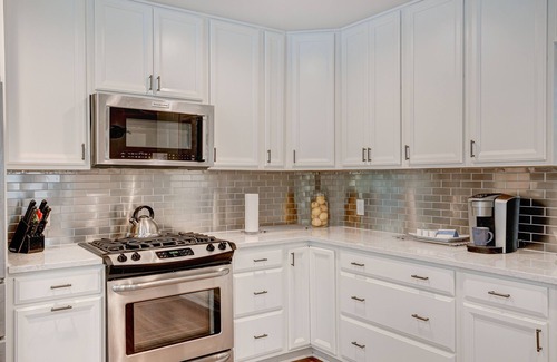Shore Acres House | AMAZING HOME SUPER CLEAN FREE PARKING FULLY STOCKED KITCHEN