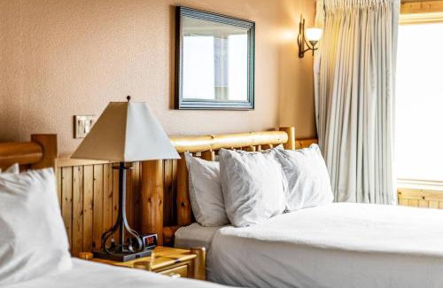 Two Harbors Apartment | Amazing Lake View 2 Queen Bed Studio & Heated Pools