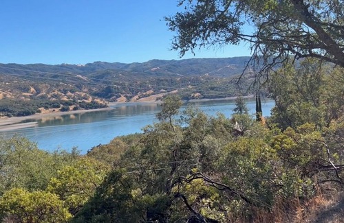 Ukiah House | Amazing Lake View House - dog friendly