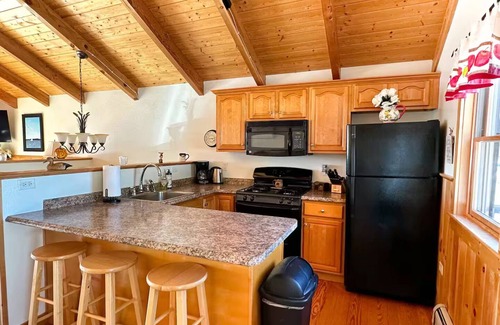 Oxford Cabin | Amazing Lake View~Wood Stove~Deck~Outdoor Shower
