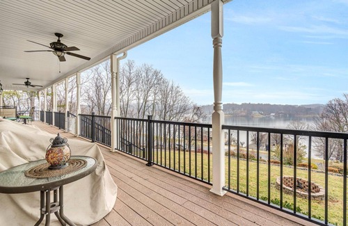North Shore House | Amazing Lake Views and Close to Everything!