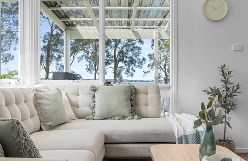 Budgewoi House | Amazing Lakefront Views- Bonus Studio Space