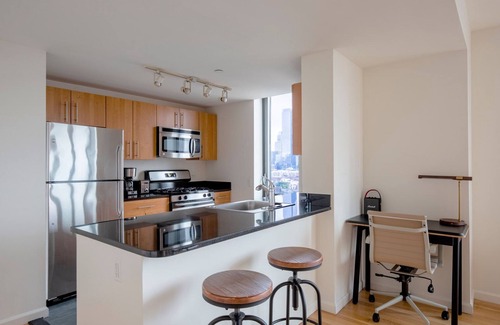 Hunters Point Apartment | Amazing LIC 1BR w/Doorman, Pool & Gym, nr River, by Blueground