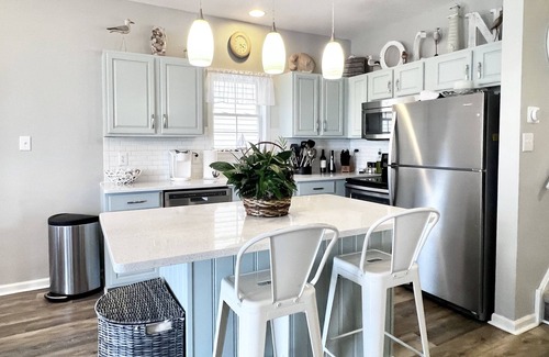 Gold Coast Condo | Amazing Location, Beautiful Condo with Beach Amenities! 3320 West Ave.