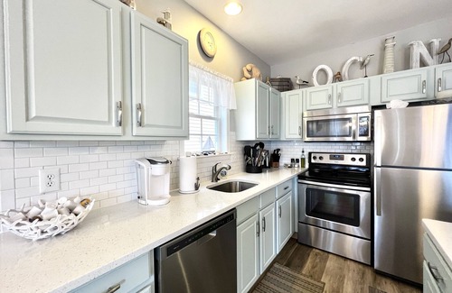 Gold Coast Condo | Amazing Location, Beautiful Condo with Beach Amenities! 3320 West Ave.