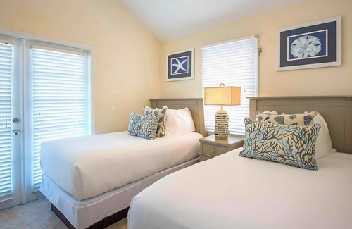 Marathon Hotel | Amazing Location in the Middle of Florida Keys! Full Kitchen! Onsite Pool!