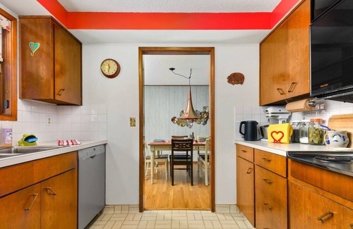 Cedar Hills House | Amazing Location, Nestled in Trees, Pet Friendly, New Decks, Close to Everything, 5 Miles 2 Portland