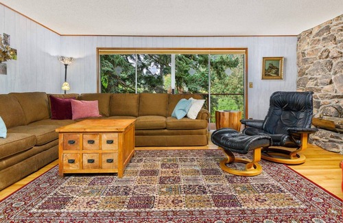 Cedar Hills House | Amazing Location, Nestled in Trees, Pet Friendly, New Decks, Close to Everything, 5 Miles 2 Portland