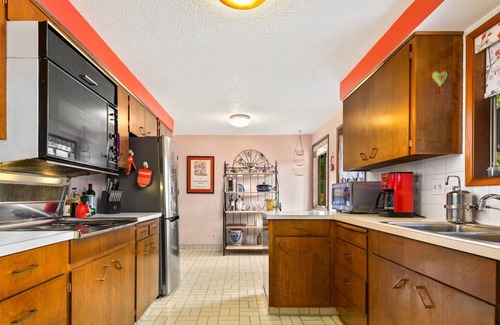 Cedar Hills House | Amazing Location, Nestled in Trees, Pet Friendly, New Decks, Close to Everything, 5 Miles 2 Portland