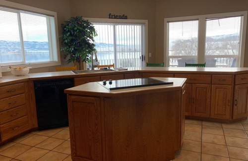 Quincy House | AMAZING LOCATION ON THE COLUMBIA RIVER, ENTIRE HOUSE, EXPANSIVE LAWN.