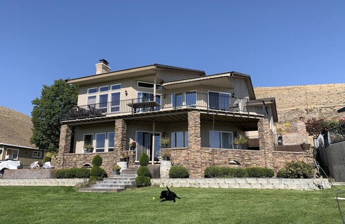 Quincy House | AMAZING LOCATION ON THE COLUMBIA RIVER, ENTIRE HOUSE, EXPANSIVE LAWN.