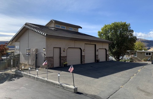 Quincy House | AMAZING LOCATION ON THE COLUMBIA RIVER, ENTIRE HOUSE, EXPANSIVE LAWN.