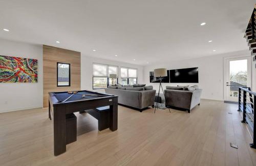 Charlotte Villa | Amazing Location! Rooftop Patio, Pool & Game room!