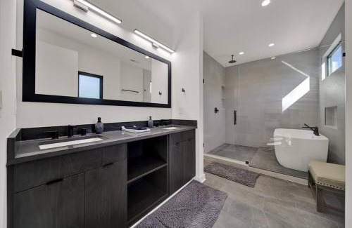 Charlotte Villa | Amazing Location! Rooftop Patio, Pool & Game room!