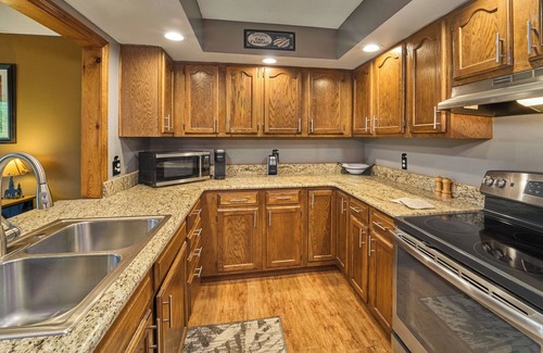 Pittman Center Condo | Amazing Mountain and Golf Course Views