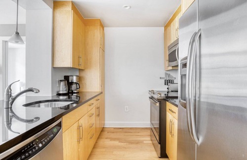 Mount Vernon Triangle Apartment | Amazing Mt Vernon 1BR w/Pool, W/D & Gym, near Chinatown, by Blueground