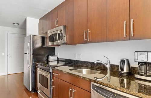 Mount Vernon Triangle Apartment | Amazing Mt Vernon Studio w/Pool, W/D & Gym, near Metro, by Blueground
