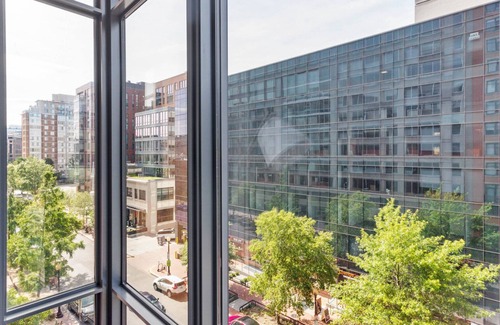 Mount Vernon Triangle Apartment | Amazing Mt Vernon Studio w/Pool, W/D & Gym, near Metro, by Blueground