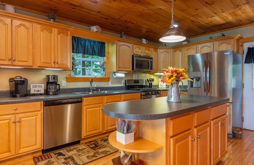 Spruce Pine Cabin | Amazing Mtn Views, Hot Tub+Fire Pit, High Speed WiFi, Gas Log Fireplace, Grill!