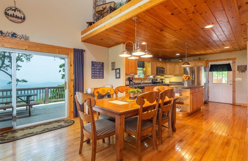 Spruce Pine Cabin | Amazing Mtn Views, Hot Tub+Fire Pit, High Speed WiFi, Gas Log Fireplace, Grill!