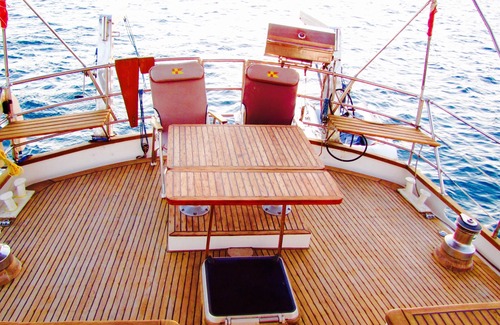 La Paz Boat Rental | Amazing multi-day excursions to Isla Espiritu Santo aboard 70 ft sailing-cruiser