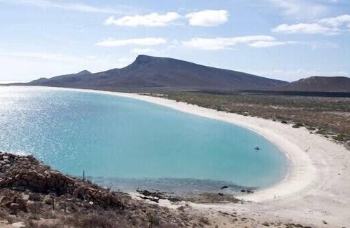 La Paz Boat Rental | Amazing multi-day excursions to Isla Espiritu Santo aboard 70 ft sailing-cruiser