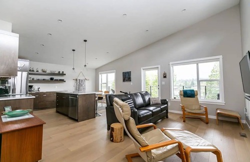Youbou Apartment | Amazing North Shore Estates w/Private Beach