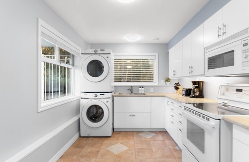 Regional District of Nanaimo House | Amazing ocean and ravine view suite! Hot Tub, BBQ!