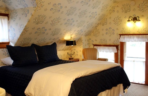 Pacific Grove Hotel | AMAZING OCEAN VIEWS - QUEEN, TWIN and LIVING ROOM