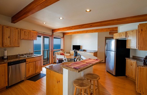 Shelter Cove Condo | Amazing Oceanview! by OceanviewHotTubs Tesla Charging Oceanfront! Shelter Cove