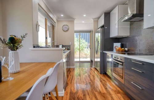 Scarborough Villa | Amazing Outdoor Living with Pizza Oven!