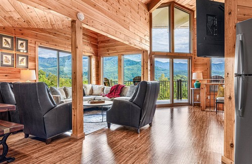 Pittman Center Ski Chalet | Amazing Panoramic Views + Fire Pit + Hot Tub