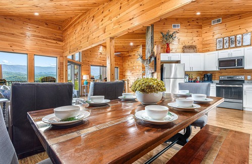 Pittman Center Ski Chalet | Amazing Panoramic Views + Fire Pit + Hot Tub